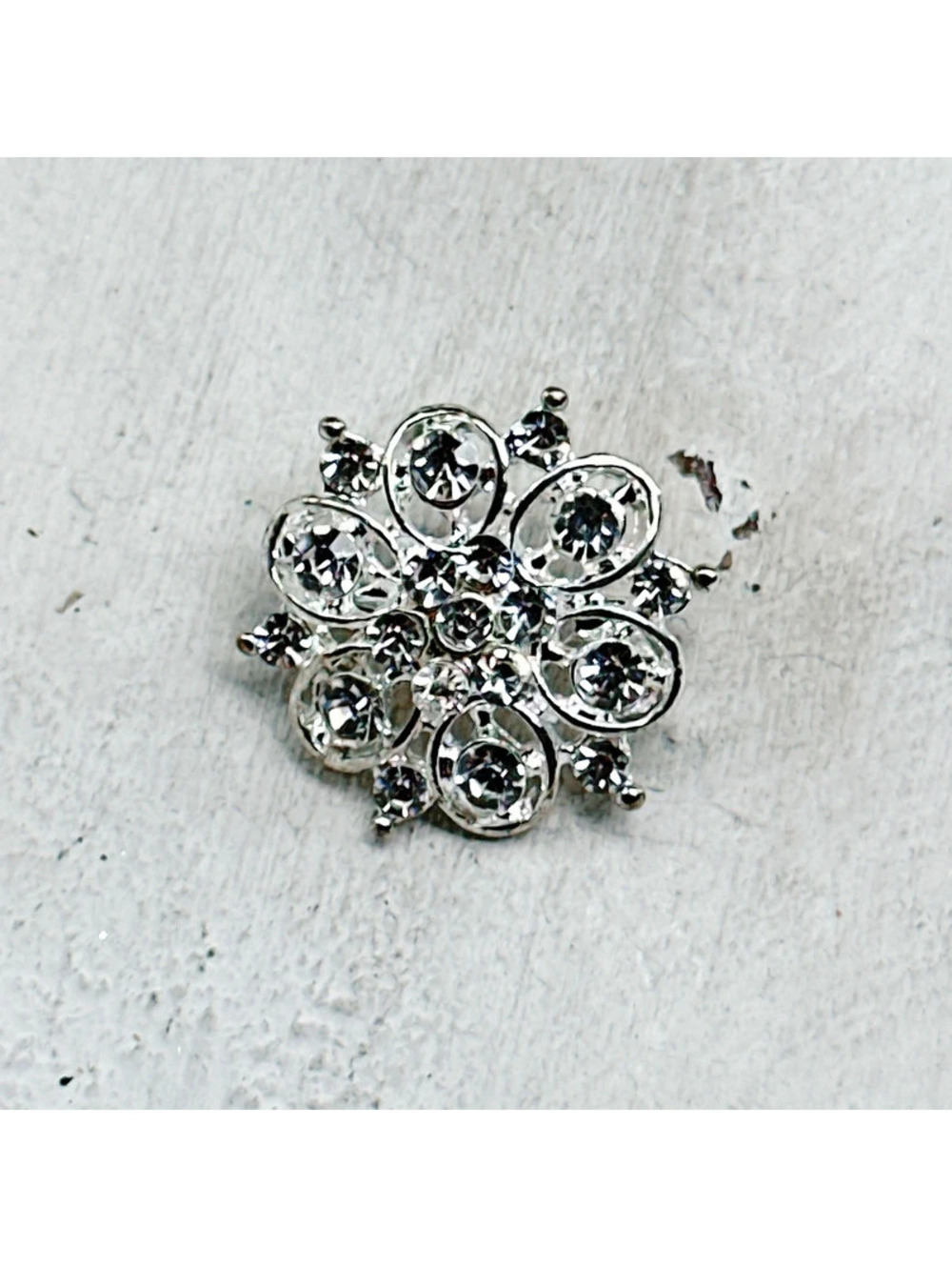 493mc. Silvertone Dainty Brooch Bling